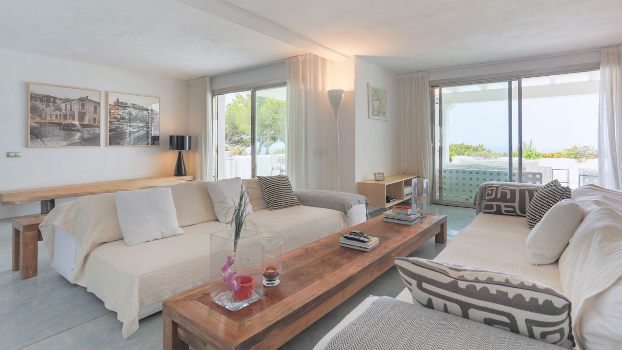 Zoe - Main House